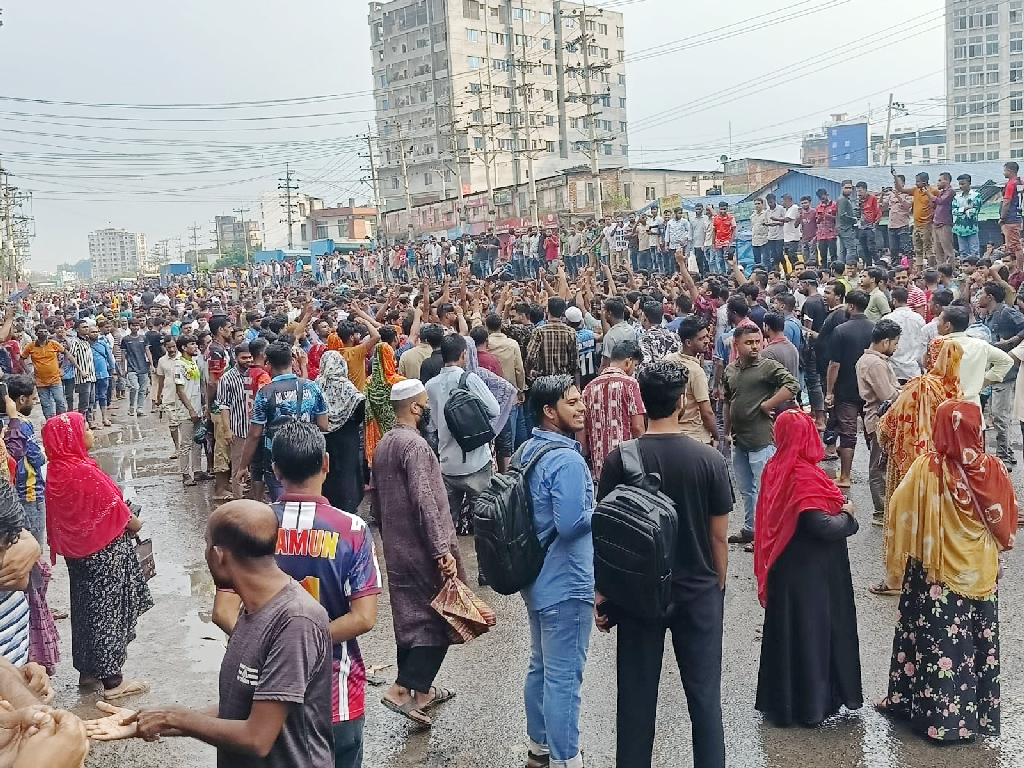 বেতন বৃদ্ধির দাবিতে গাজীপুরের কালিয়াকৈরে সড়ক অবরোধ করে বিক্ষোভ করেন তৈরি পোশাক কারখানার শ্রমিকেরা। ছবি: আজকের পত্রিকা