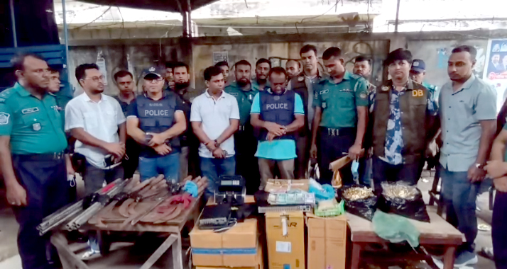 হাজী মাজার বস্তিতে পুলিশের অভিযান, হেরোইন ও অস্ত্রসহ গ্রেপ্তার ১৩