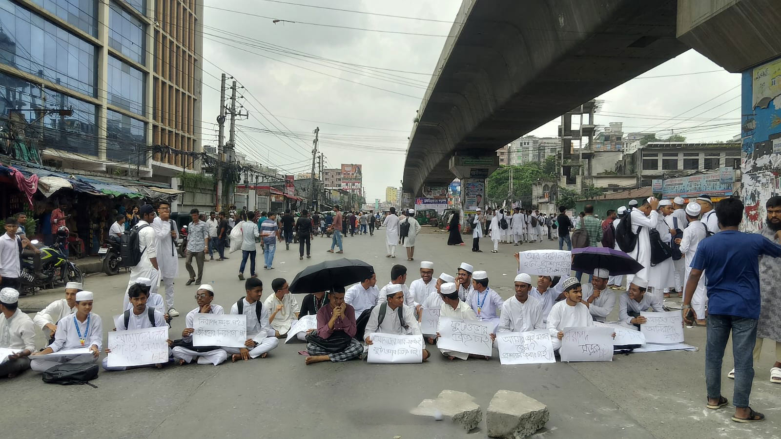 ফুটওভার ব্রিজের দাবিতে ঢাকা-ময়মনসিংহ মহাসড়ক অবরোধ শিক্ষার্থীদের