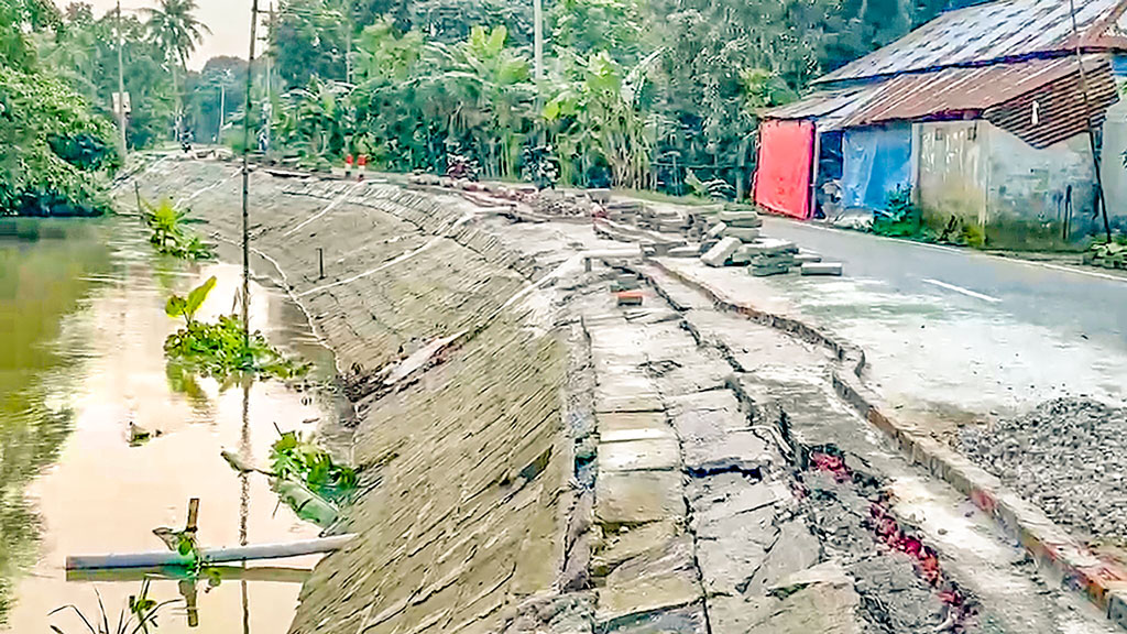 নির্মাণকাজে অনিয়ম: তিন মাসেই ধস ৯ কোটির সড়কে