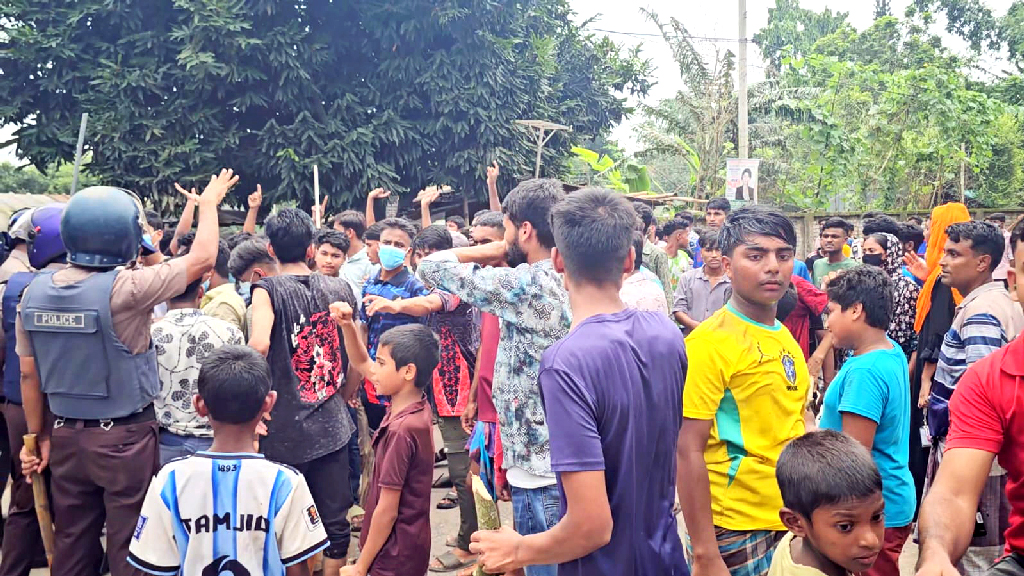 কর্মস্থলে অসুস্থ নারী শ্রমিকের মৃত্যু: চার কারখানায় ভাঙচুর মামলায় আসামি ১১০০, গ্রেপ্তার ২