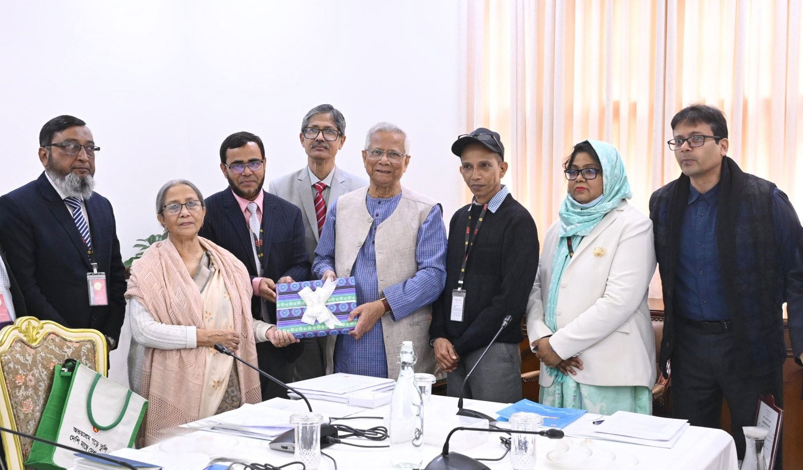 গভীর সমুদ্রে ভোগাচ্ছে জেলিফিশ, সমস্যা চিহ্নিত করায় গুরুত্বারোপ প্রধান উপদেষ্টার