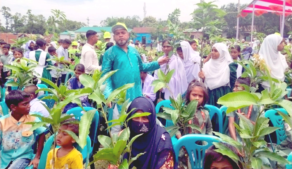 শ্রীপুরে ৪ হাজার শিক্ষার্থী পেল ৪ হাজার গাছের চারা