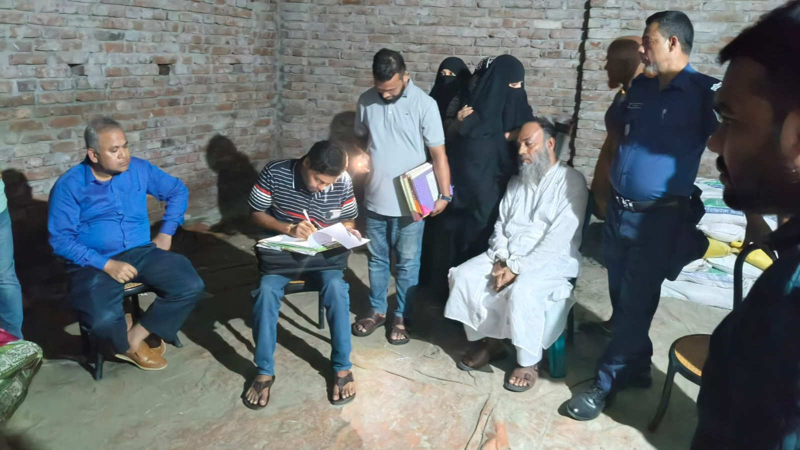 অবৈধভাবে ৫০০ বস্তা সার মজুত, ডিলারের কারাদণ্ড