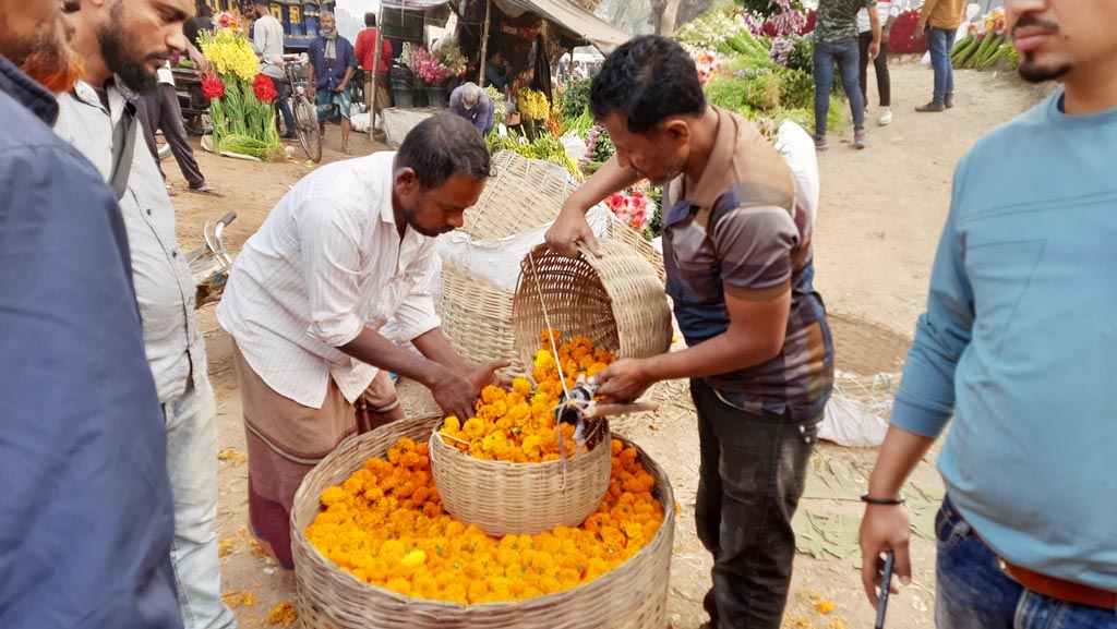 গদখালীতে মাতৃভাষা দিবসের হাটেও মন খারাপ ফুলচাষিদের