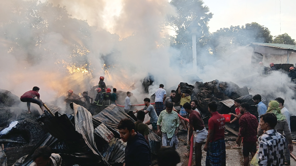 টঙ্গীতে বস্তার গুদামে আগুন