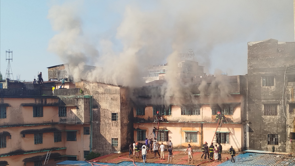 চট্টগ্রামে কম্বলের গোডাউনে আগুন, তিন ঘণ্টা পর নিয়ন্ত্রণে