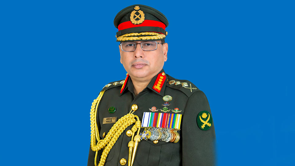 হজ পালন শেষে দেশে ফিরেছেন সেনাপ্রধান