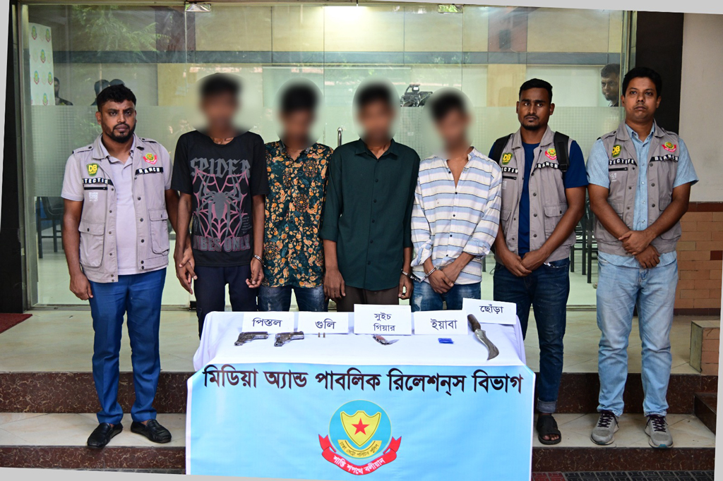 গেন্ডারিয়ায় গোলাগুলির ঘটনায় অস্ত্র-মাদকসহ গ্রেপ্তার ৪