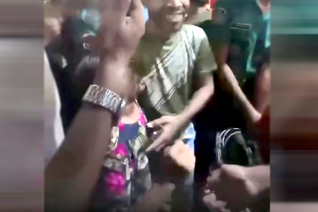 গ্রেপ্তার বাবাকে জড়িয়ে ধরে কাঁদতে থাকা শিশুকে পুলিশের সামনেই চড়, সমালোচনার ঝড়