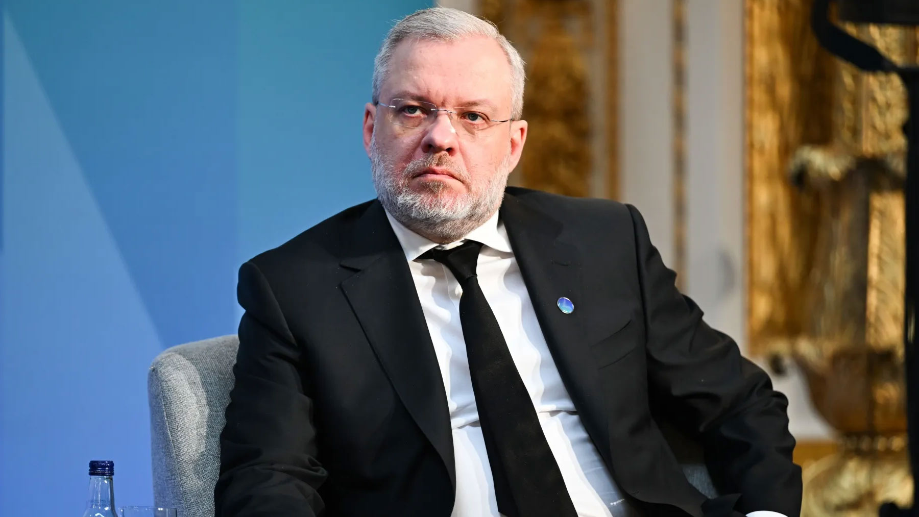 দেশ ছেড়ে পালাতে গিয়ে গ্রেপ্তার ইউক্রেনের সাবেক জ্বালানিমন্ত্রী, অভিযোগ মানি লন্ডারিংয়ের