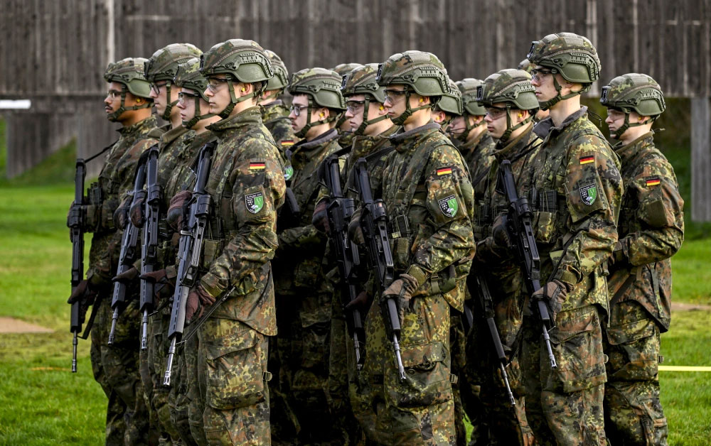 বিদেশে থাকতে সেনাবাহিনীর অনুমতি লাগবে জার্মান পুরুষদের, নেপথ্যে কী