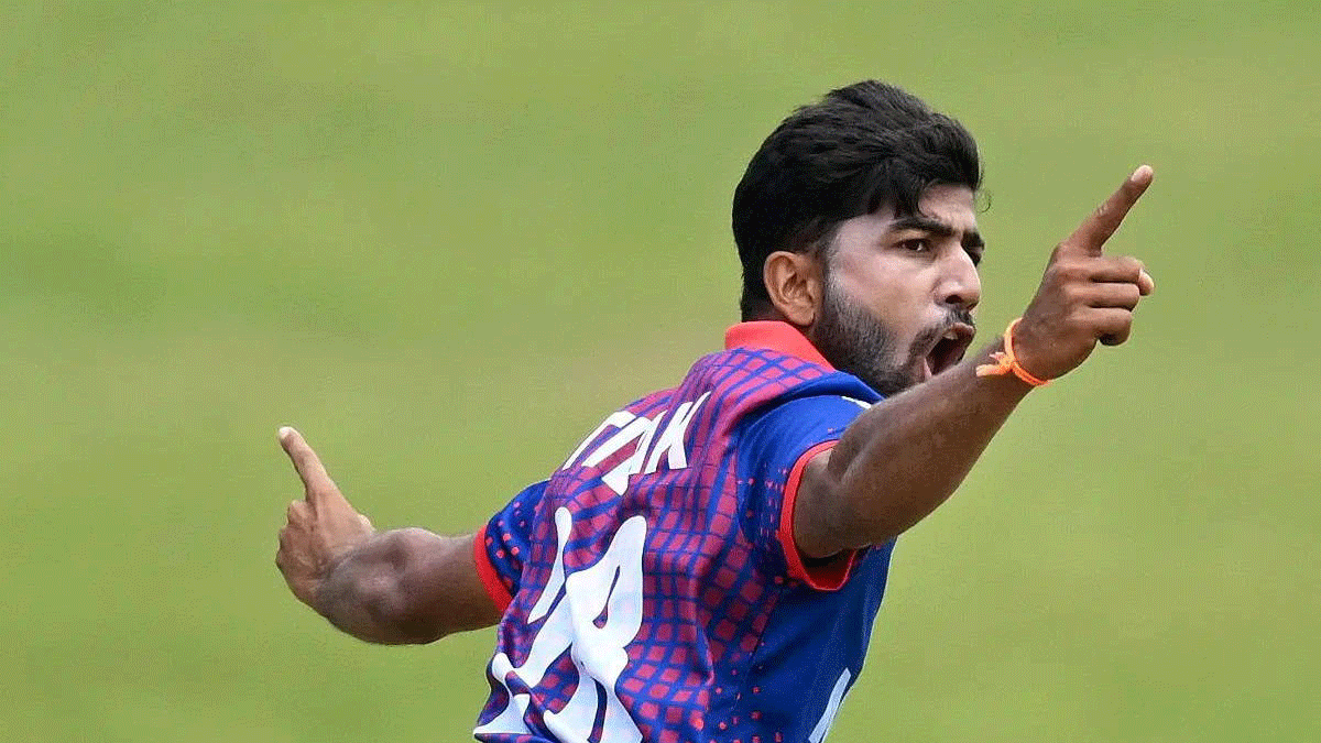 পাকিস্তানকে হুমকি দিয়ে কাছের বন্ধু ভারতকে পাশে চান আফগান স্পিনার