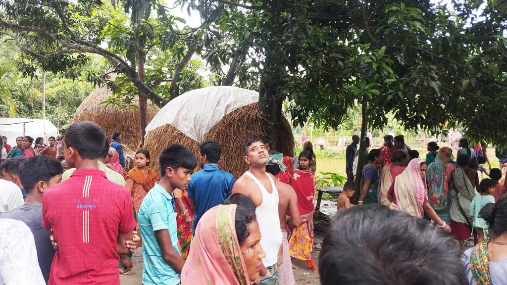 গরু আনতে গিয়ে বজ্রপাতে প্রাণ হারালেন গৃহবধূ