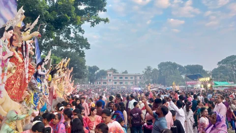 বিসর্জনের অশ্রুতে ঐতিহ্যের বাঁধন, ঘিওরে ২০২ বছরের সম্প্রীতির মেলায় মানুষের ঢল