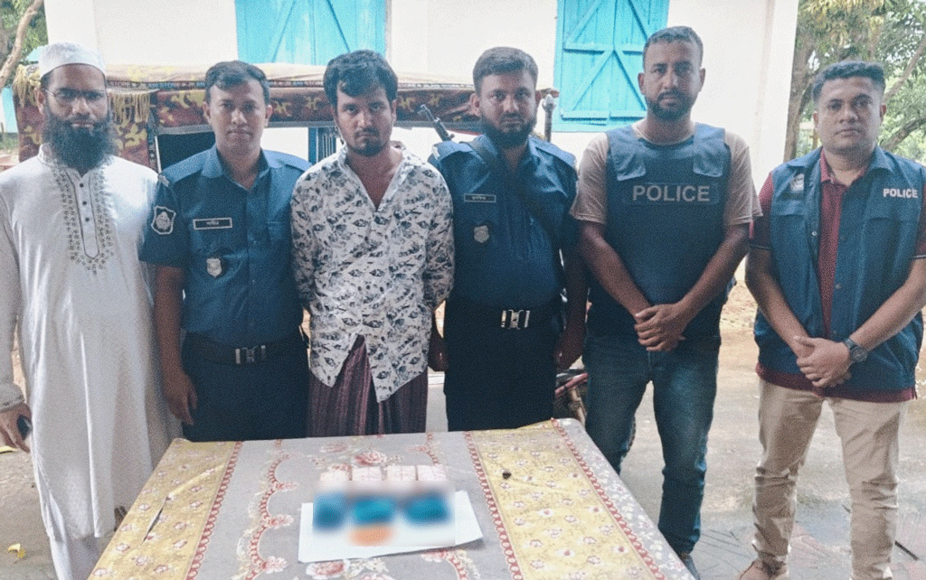 নাইক্ষ্যংছড়ির ঘুমধুমে ১০ হাজার ইয়াবাসহ রোহিঙ্গা আটক