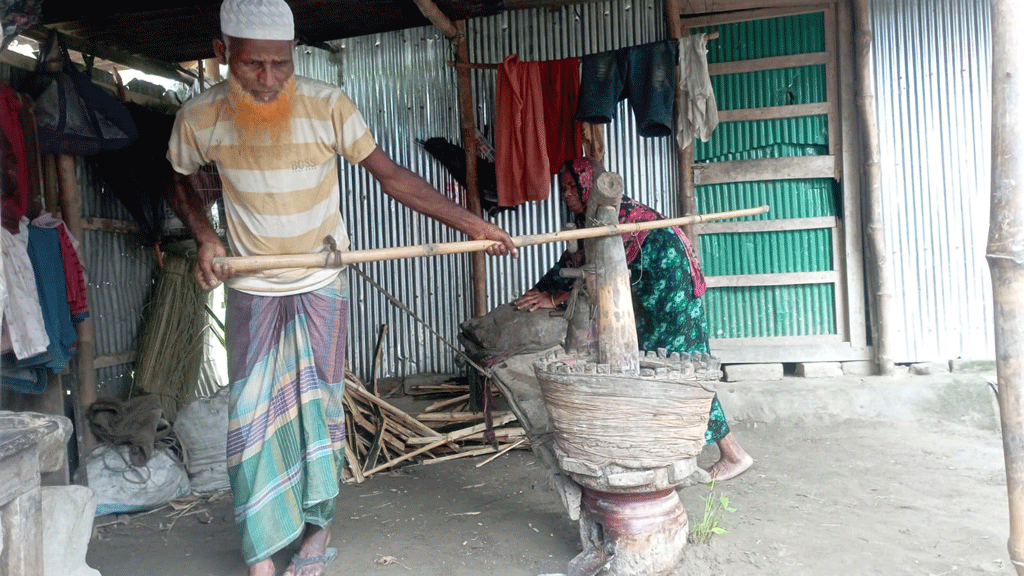 গরু কেনার সামর্থ্য নেই, তিন যুগ ধরে নিজেই ঘানি টানছেন বৃদ্ধ