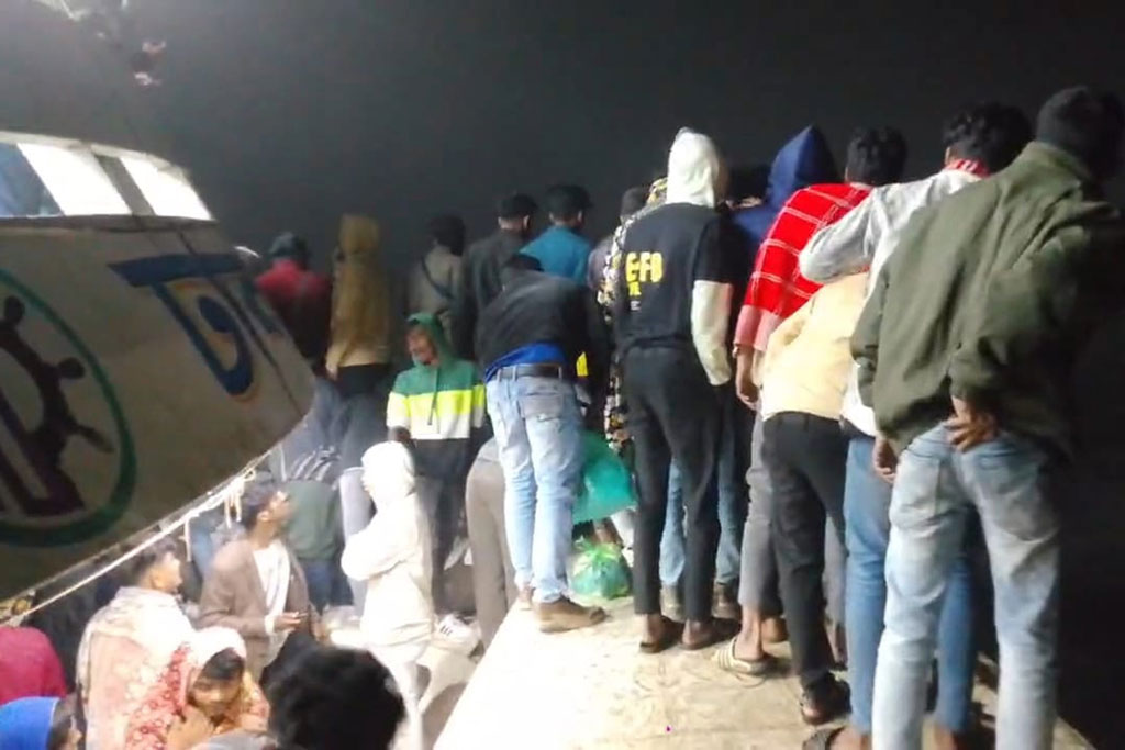 ঘন কুয়াশায় মেঘনায় বাল্কহেডের সঙ্গে ধাক্কা লেগে যাত্রীবাহী লঞ্চ বিকল