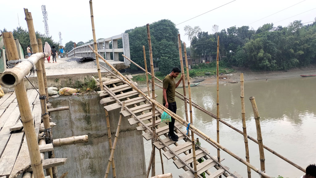 আড়াই কোটি টাকার সেতুতে উঠতে হয় মই বেয়ে