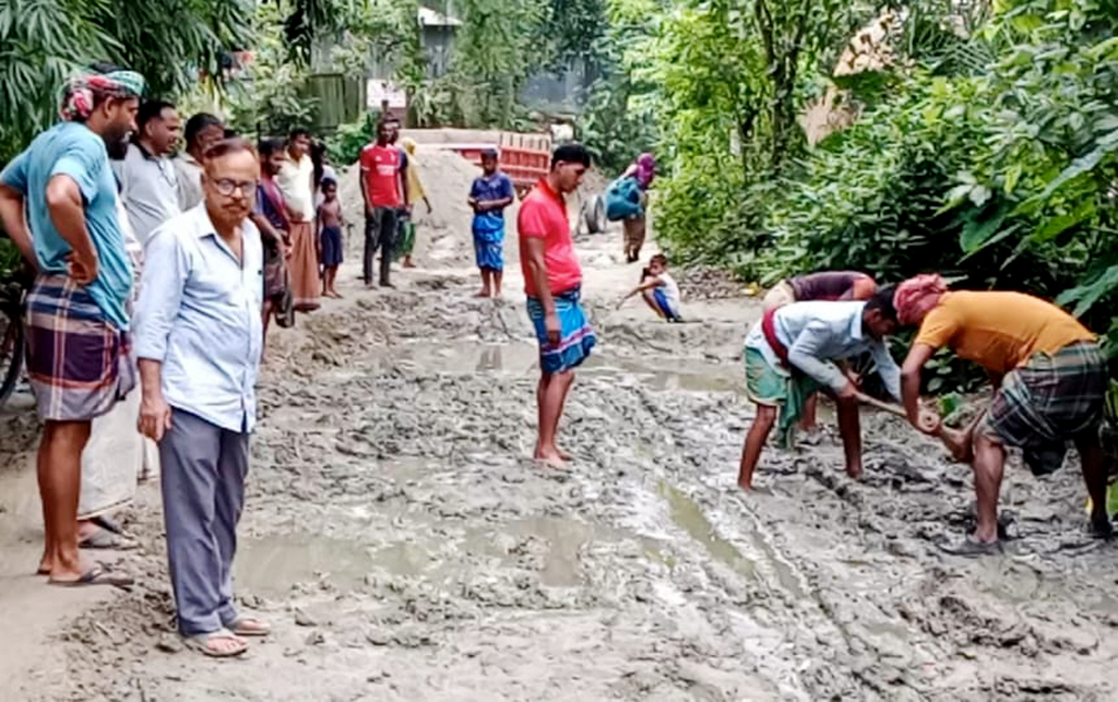 ঘিওরে স্বেচ্ছাশ্রম ও নিজস্ব অর্থায়নে ভাঙা সড়ক মেরামতে নেমেছেন এলাকাবাসী