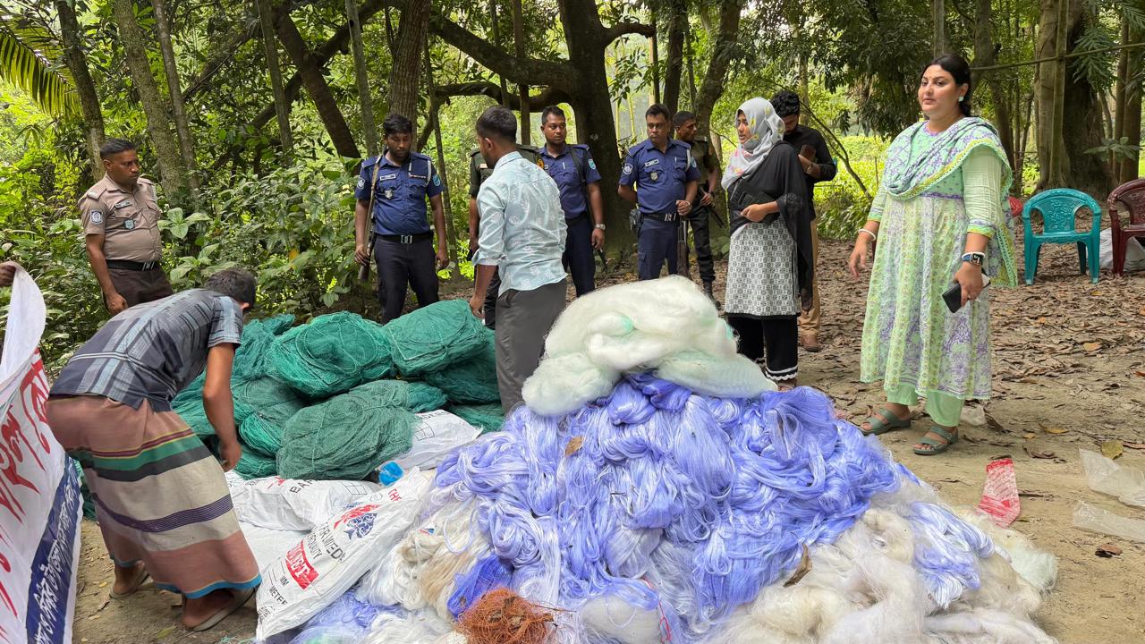 মা ইলিশ রক্ষায় আগাম অভিযান, শিবালয়ে ২০ লাখ টাকার জাল ধ্বংস
