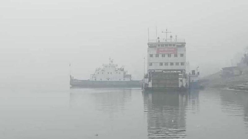 ঘন কুয়াশা: দুই নৌপথে ফেরি চলাচল বন্ধ, যানবাহন ও যাত্রীসহ মাঝনদীতে আটকা ৩ ফেরি