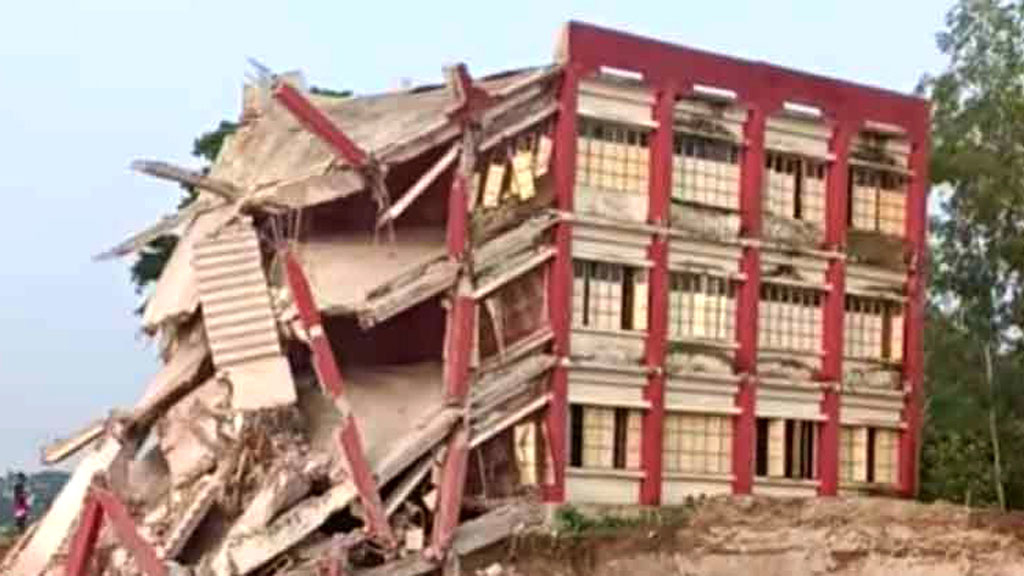 যমুনায় বিলীন সরকারি প্রাথমিক বিদ্যালয়ের ৩তলা ভবন