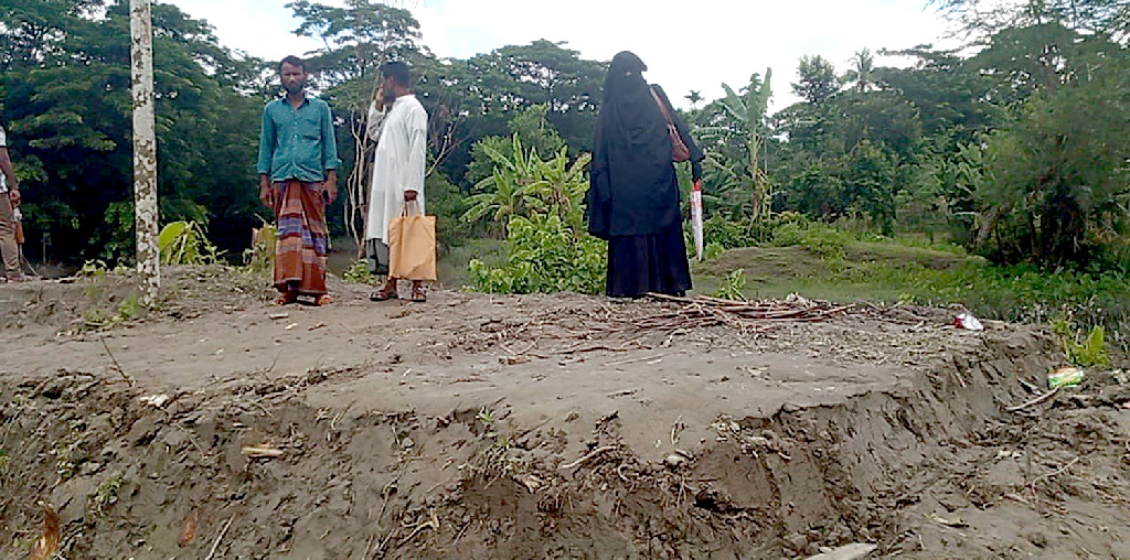 জামিনে বের হয়ে বাদীর ঘর ভেঙে নিলেন যুবদল নেতা