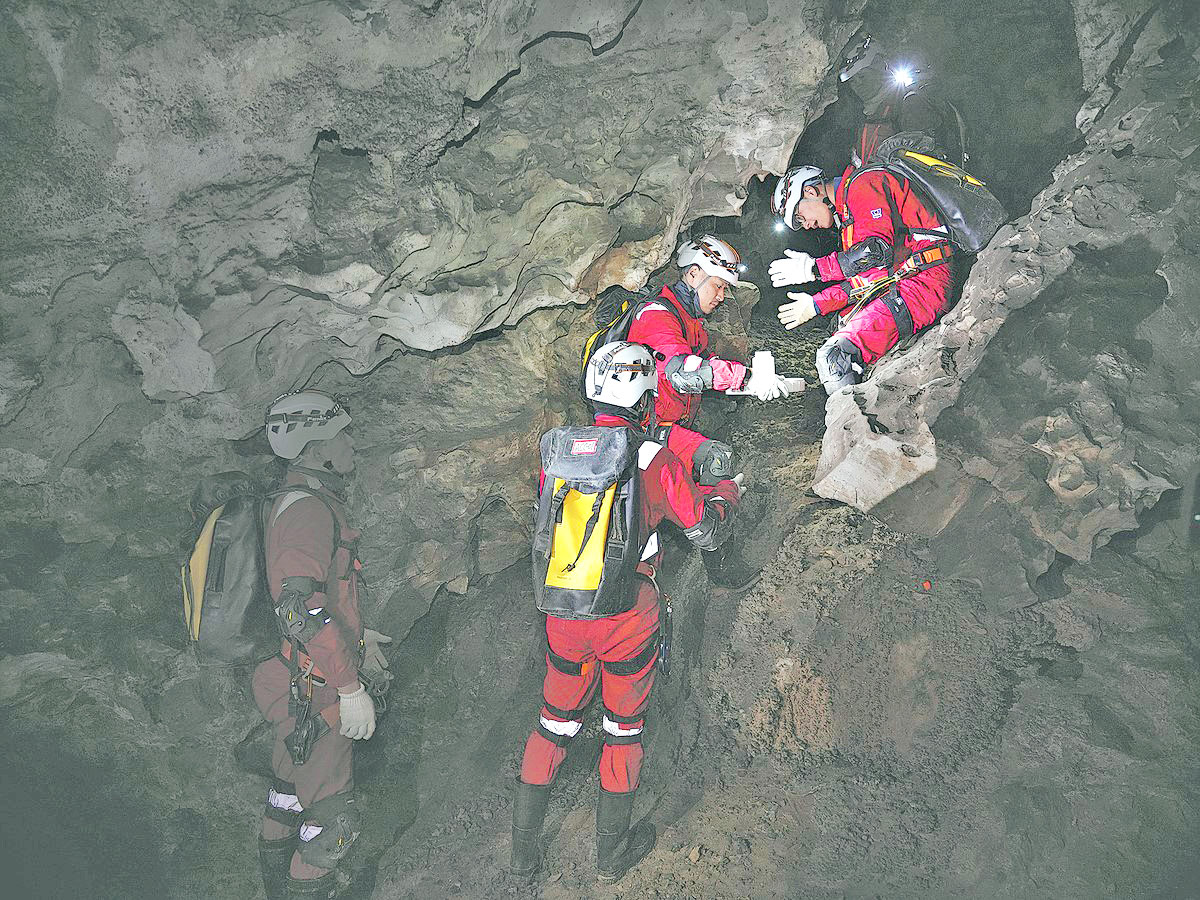 গুহার ভেতর মহাকাশের প্রস্তুতি