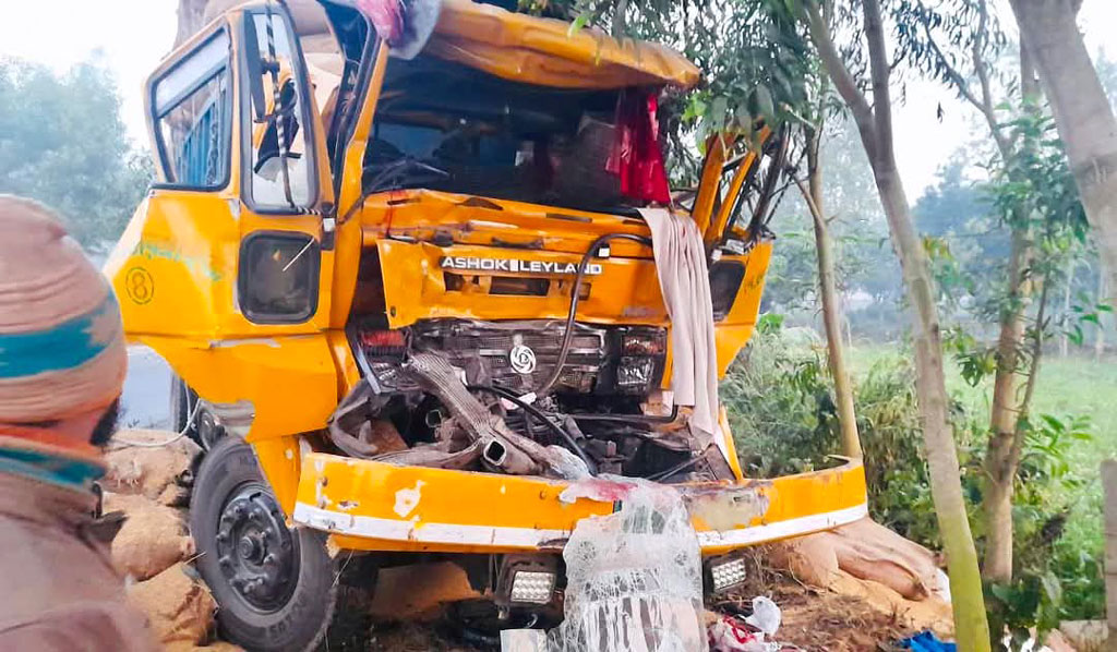 ঘোড়াঘাটে দাঁড়িয়ে থাকা ট্রাকে ধানবোঝাই ট্রাকের ধাক্কা, নিহত ২