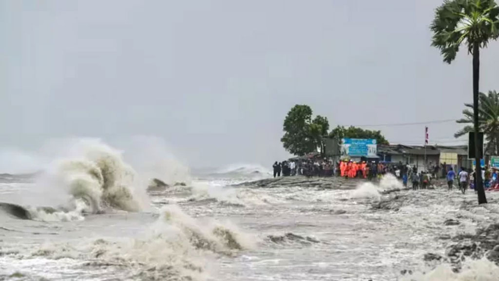 ঘূর্ণিঝড় ‘দানা’ নিয়ে শেষ বিজ্ঞপ্তি আবহাওয়া দপ্তরের, ঢাকাসহ ১৩ অঞ্চলে সতর্কবার্তা