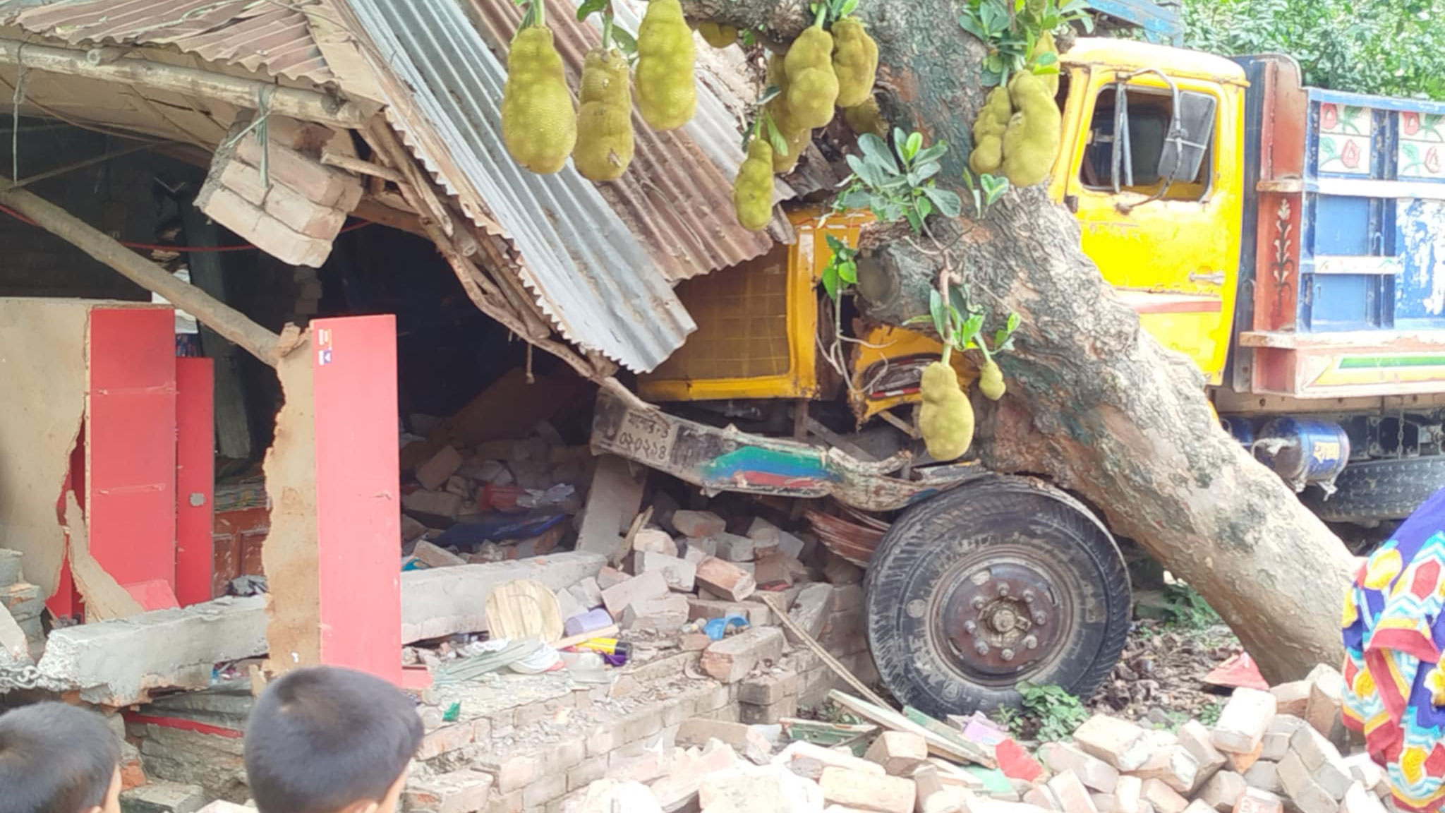দৌলতপুরে নিয়ন্ত্রণ হারিয়ে বসতঘরে ট্রাক, আহত ২ নারী