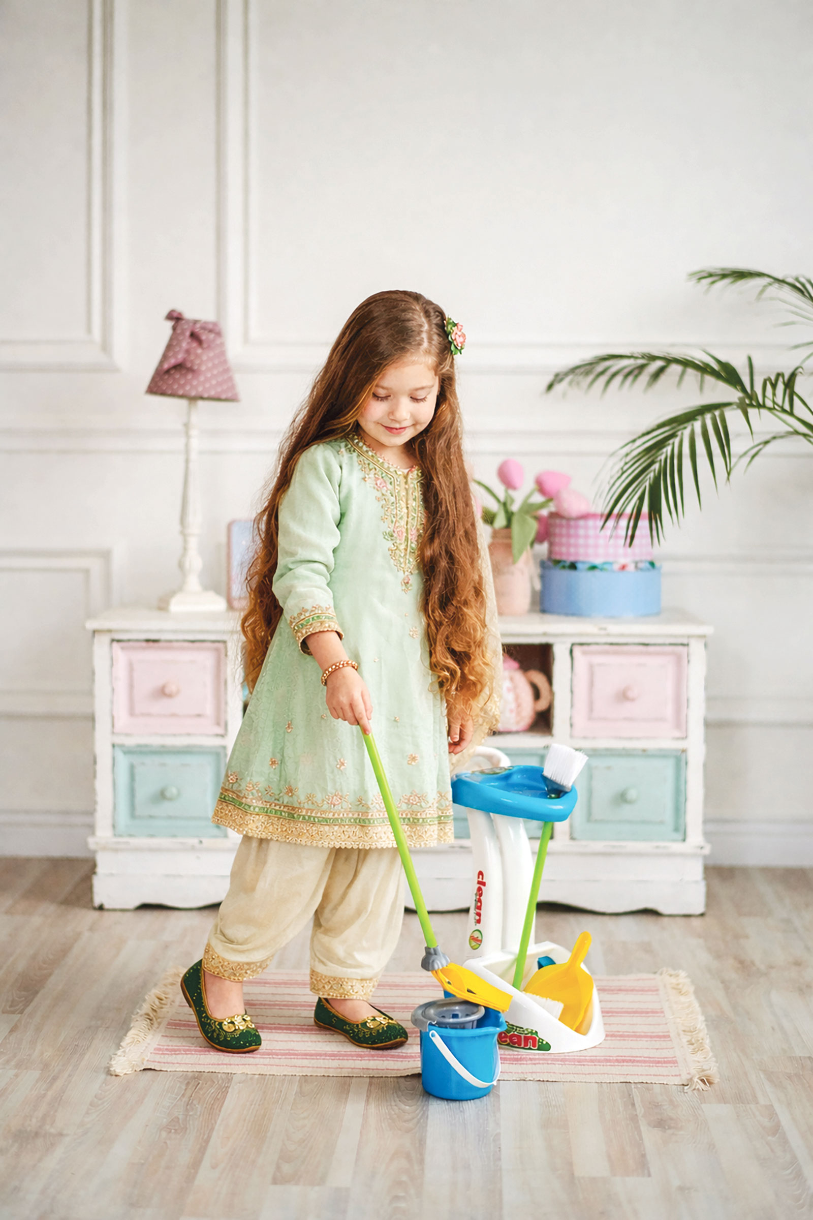 ঘরের কাজে শিশুদের যেভাবে সাহায্য করতে শেখাবেন