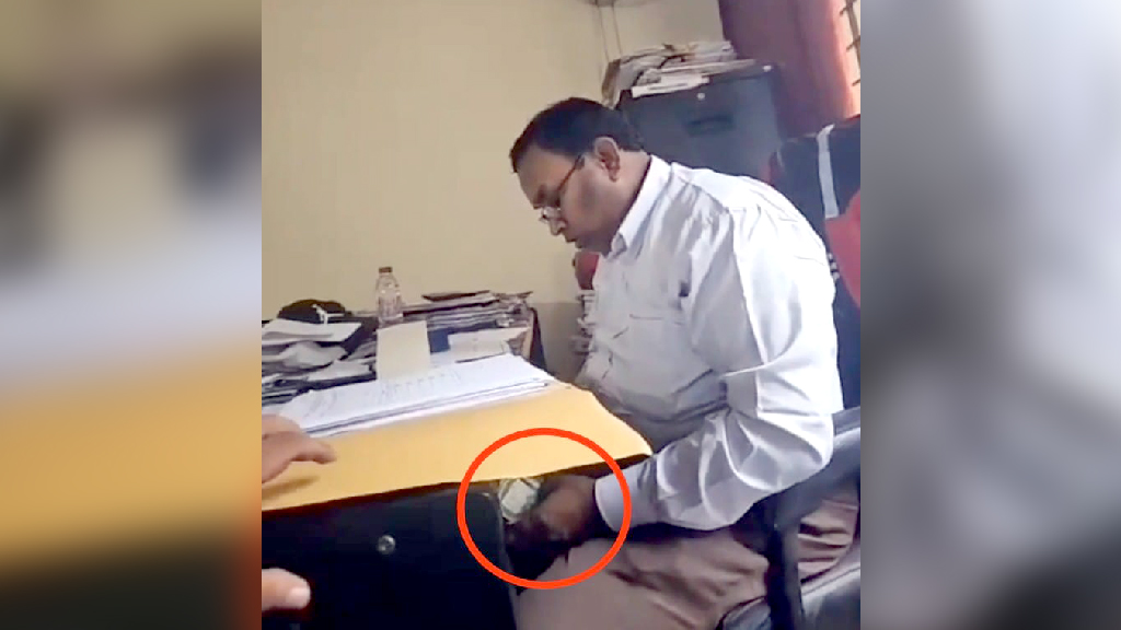 ঘুষ নেওয়ার ভিডিও ফাঁস, উপসহকারী প্রকৌশলীকে বদলি