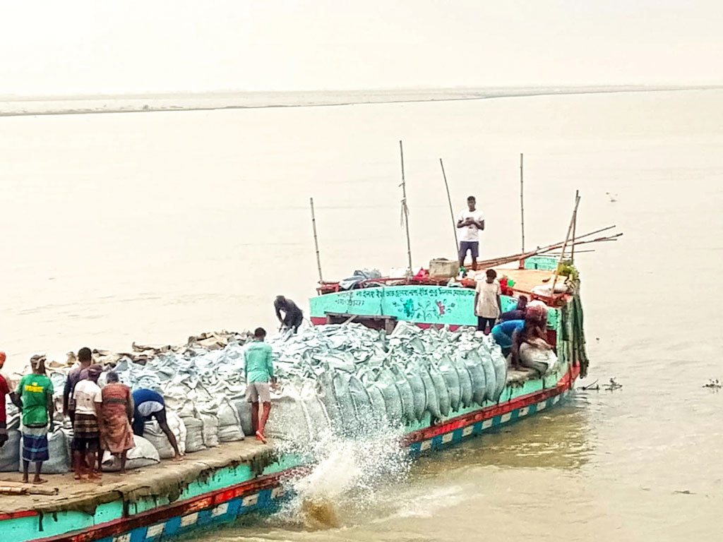 কুষ্টিয়ার দৌলতপুর: তিন নদীতে পানি বাড়ছে
পদ্মাপাড়ে ভাঙন