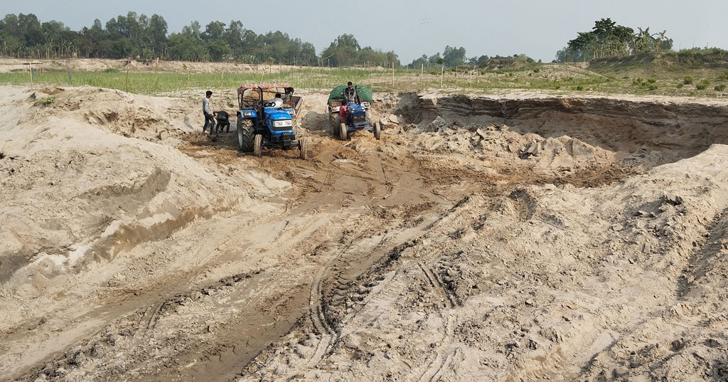 অবাধে করতোয়া নদীর মাটি কেটে বিক্রি, নীরব প্রশাসন