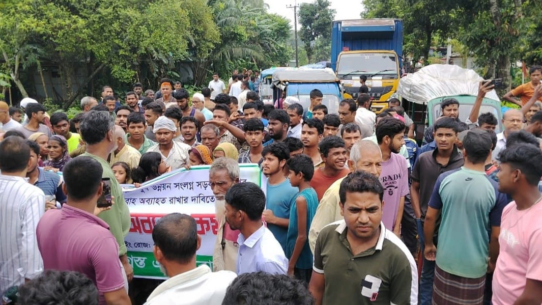সরকারি খাল দখল করে স্থাপনায় ৩ গ্রাম জলাবদ্ধ, প্রতিবাদে সড়ক অবরোধ করে বিক্ষোভ
