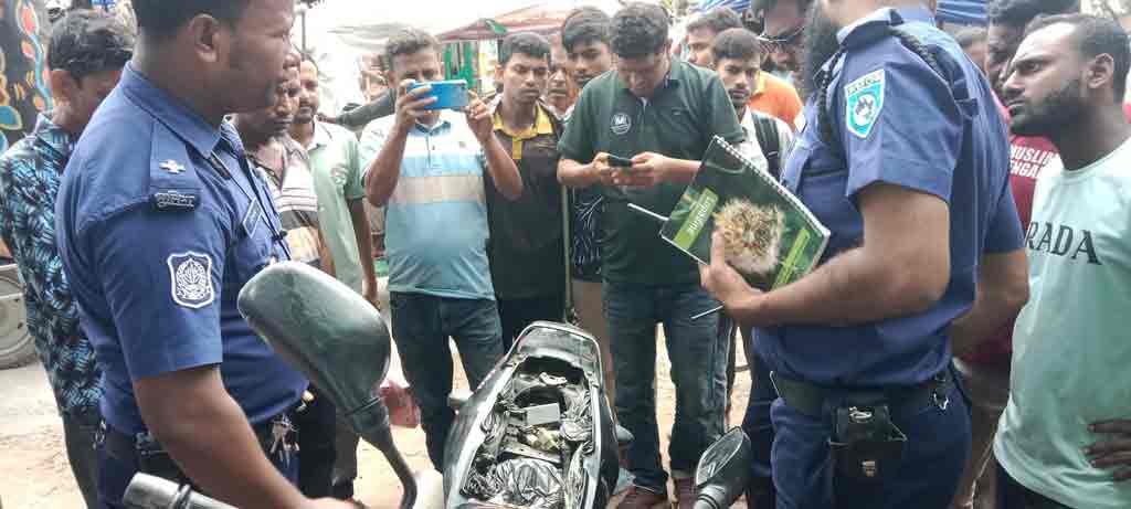 মোটরসাইকেলের ট্যাংকি ও সিটের নিচ থেকে সাড়ে ৬ কেজি গাঁজা উদ্ধার