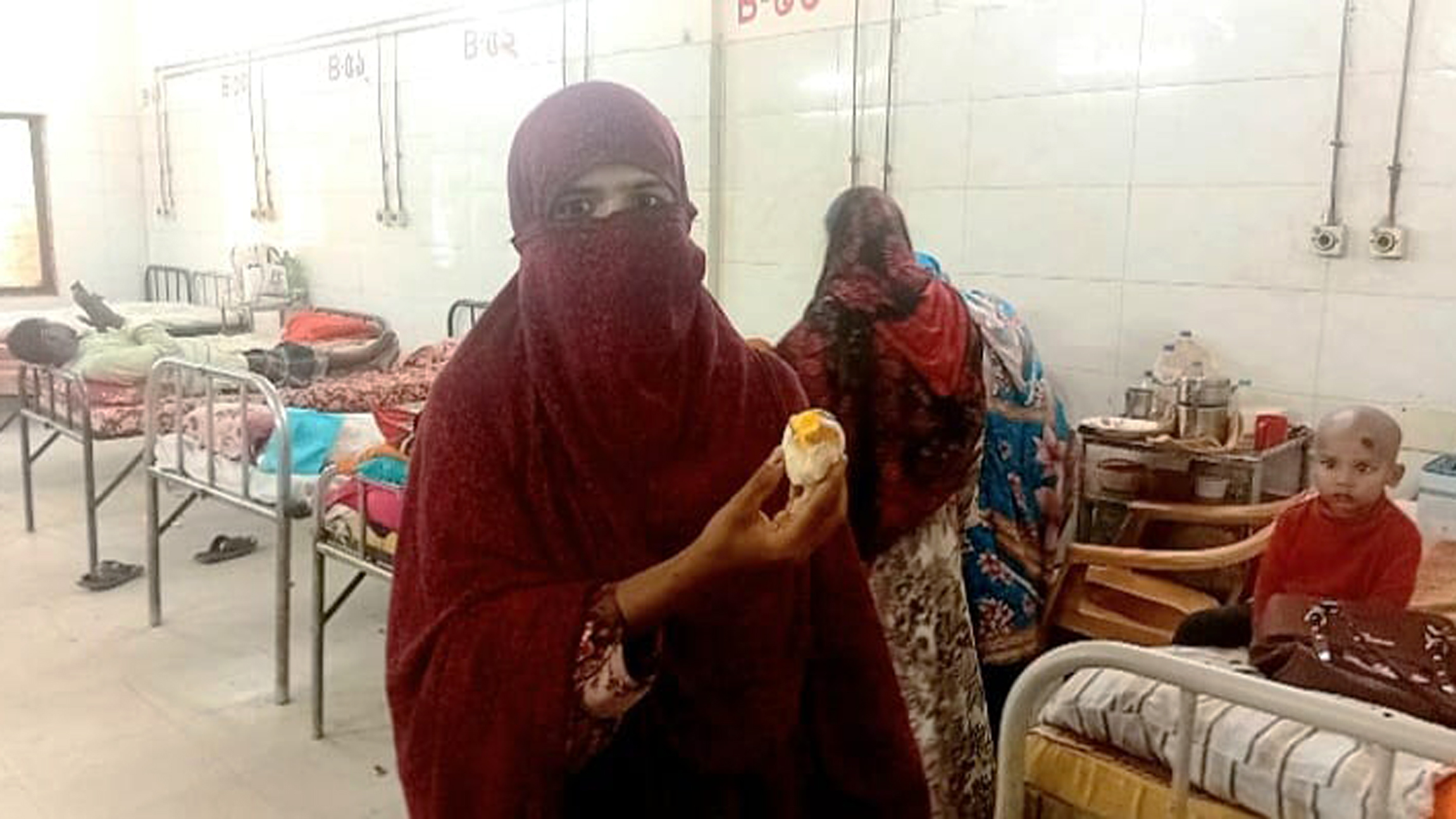 গাইবান্ধা হাসপাতালে নিম্নমানের খাবার বিতরণের অভিযোগ