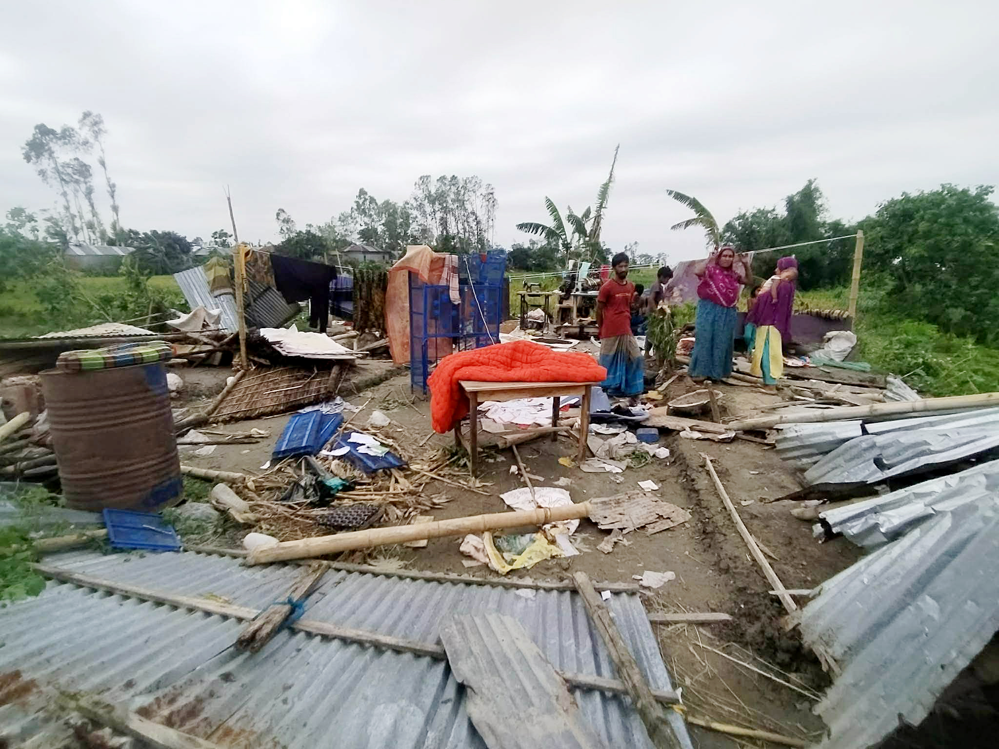 কালবৈশাখীর তাণ্ডবে গাইবান্ধায় বিধ্বস্ত বাড়ি-ঘর, বিদ্যুৎহীন লক্ষাধিক পরিবার