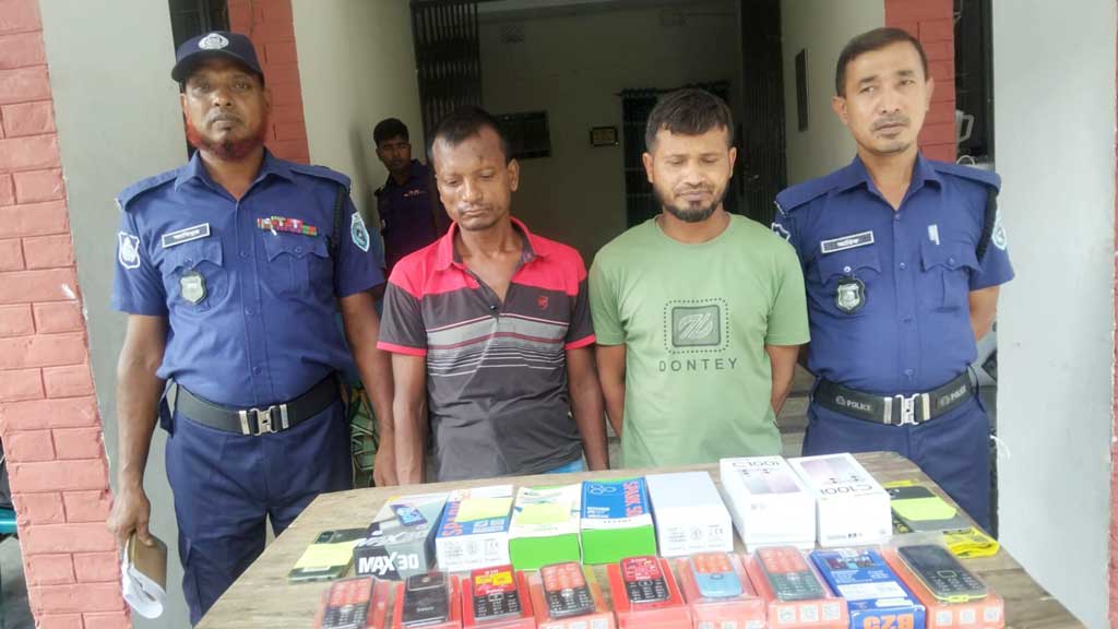 টিনের চাল কেটে দোকানে চুরি, ১৮ মোবাইলসহ ২ জন আটক