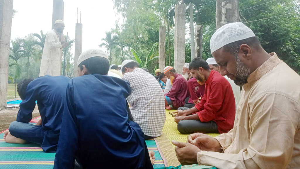 গাইবান্ধায় কয়েক গ্রামের কিছু মুসল্লির ঈদ উদযাপন