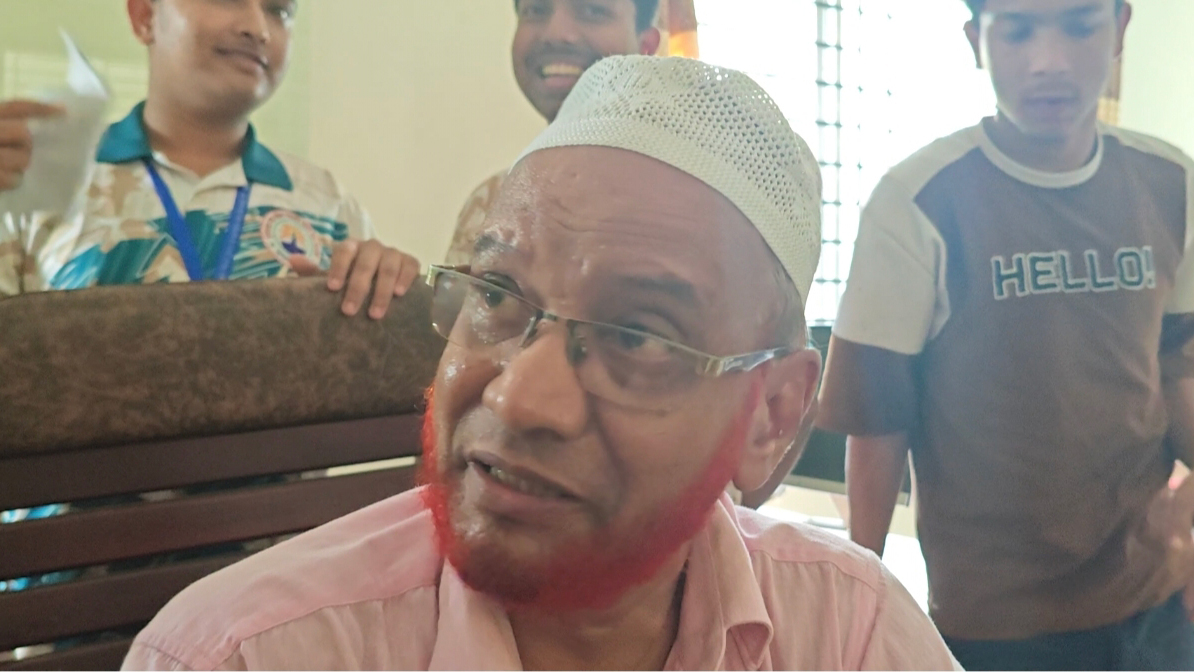 অনিয়মের অভিযোগে প্রধান শিক্ষককে অবরুদ্ধ করল শিক্ষার্থীরা, উদ্ধার করলেন ইউএনও