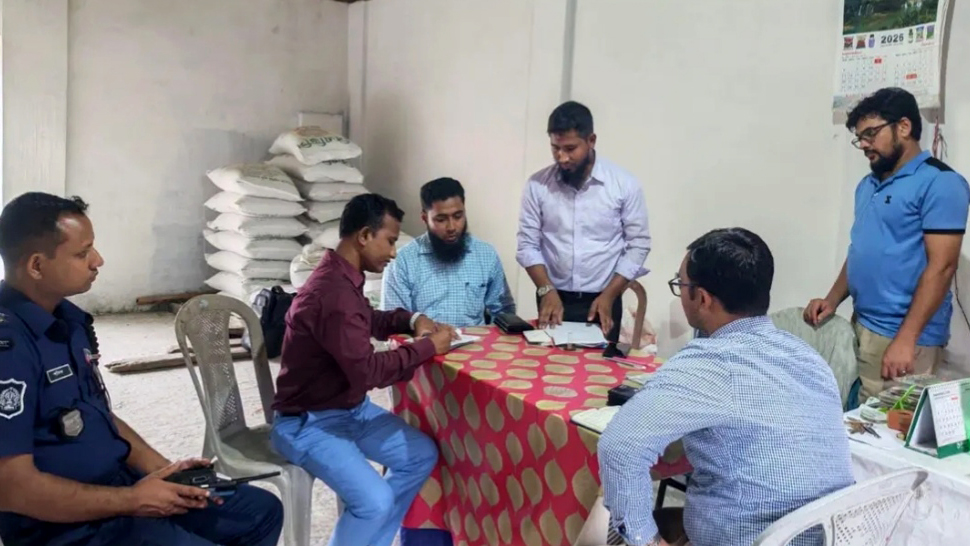 গাইবান্ধায় সার বিক্রিতে অনিয়ম, দুই ডিলারকে ৪২ হাজার টাকা জরিমানা
