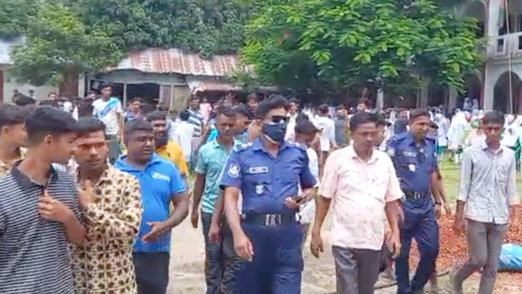 বিদ্যালয়ের প্রাচীর নির্মাণে বাধা, শিক্ষার্থীদের বিক্ষোভ
