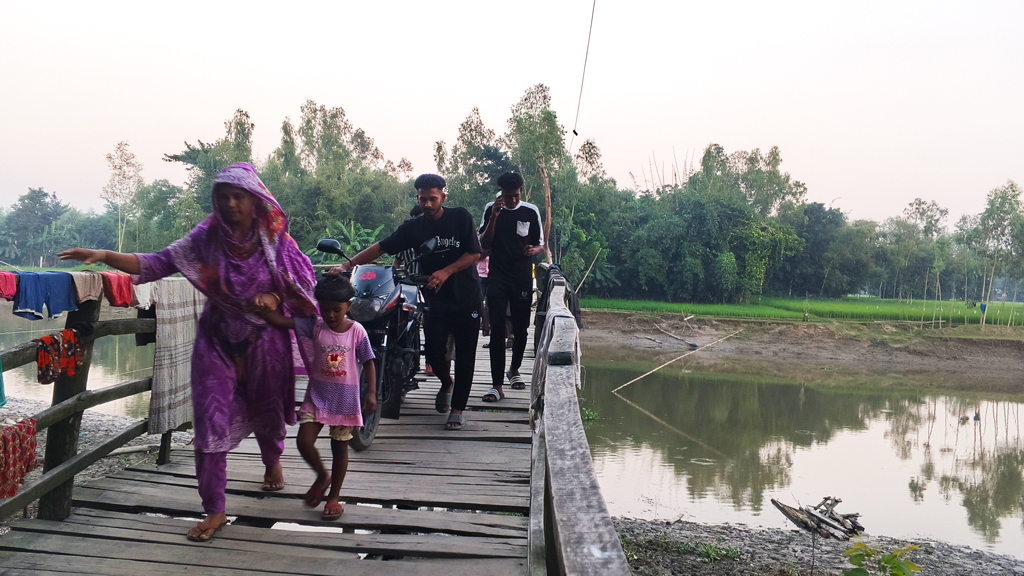 ঘাঘট নদের ওপর ঝুঁকিপূর্ণ কাঠের সেতু: ২০ হাজার মানুষের দুর্ভোগ