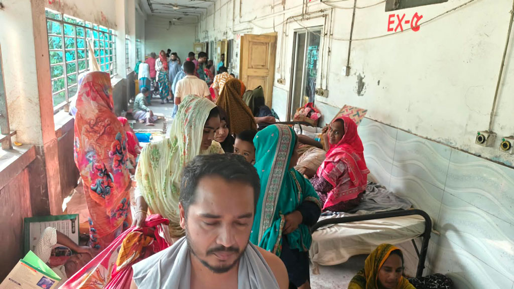 গাইবান্ধা জেনারেল হাসপাতালে ডেঙ্গু-সাধারণ রোগী একাকার, বাড়ছে ডেঙ্গু রোগীর সংখ্যা