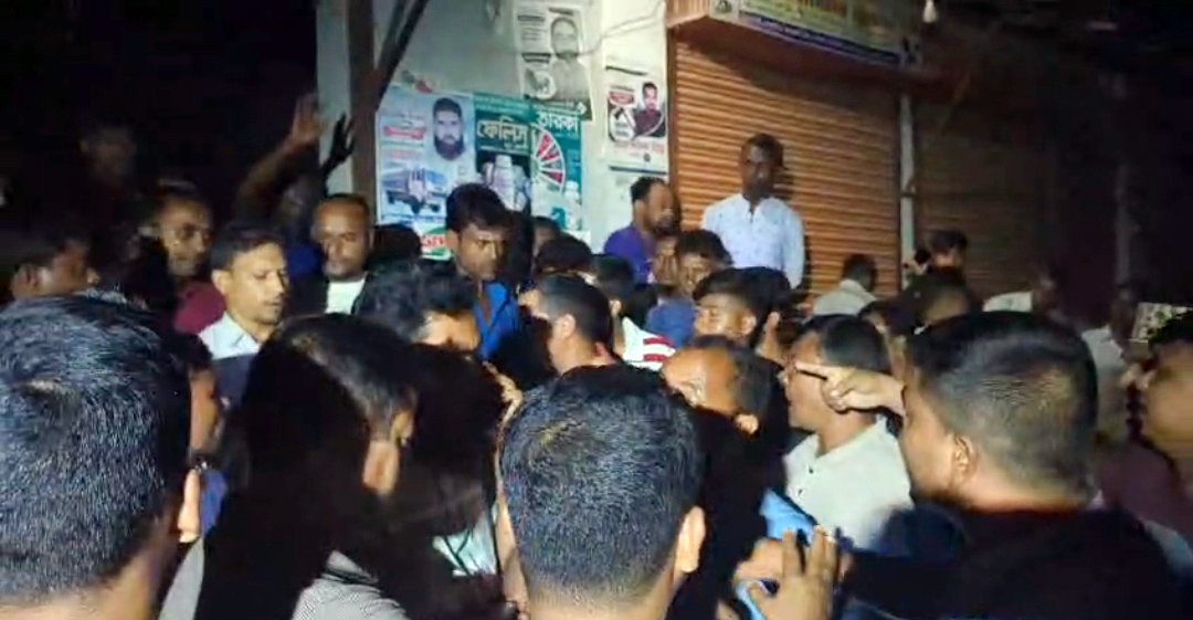 অবৈধভাবে মজুত ইউরিয়া সার উদ্ধারে অভিযানে গিয়ে অবরুদ্ধ কৃষি কর্মকর্তাসহ সাংবাদিকেরা