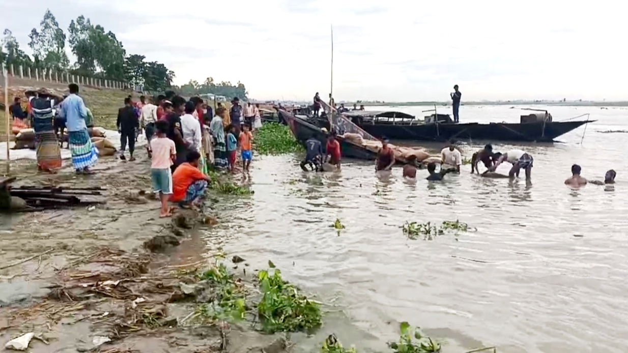 ভিজিএফের চালবোঝাই দুই নৌকা ডুবি