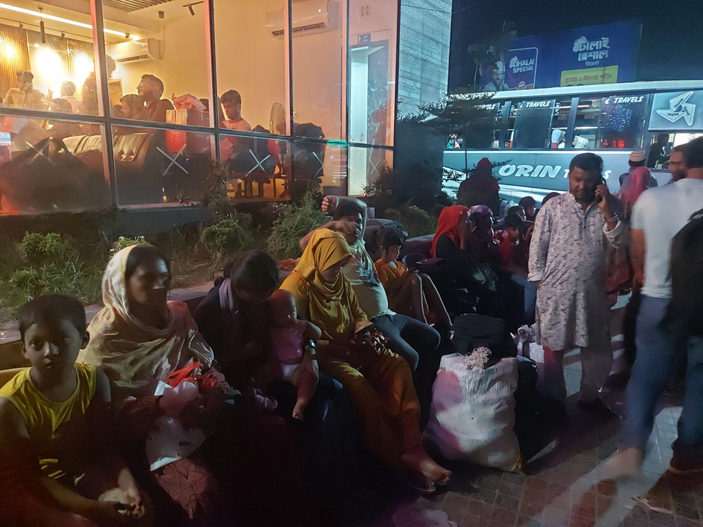 বাস না পেয়ে ট্রাক-পিকআপে ঢাকায় ফিরছে মানুষ
